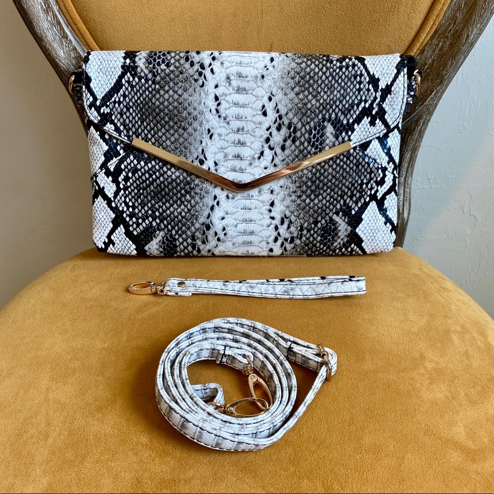 LAST CHANCE SALE!Vintage Snakeskin Envelope Crossbody Statement Bag Many Pockets